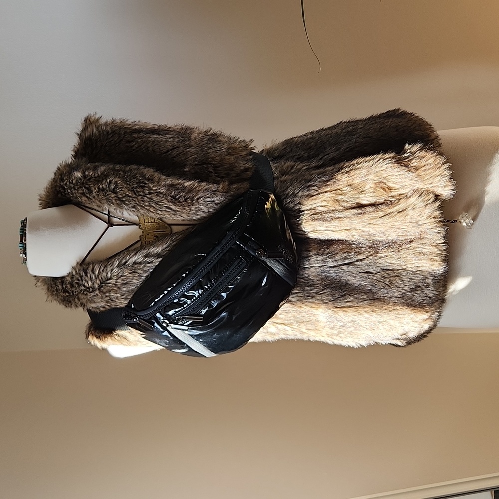 Black fannypack